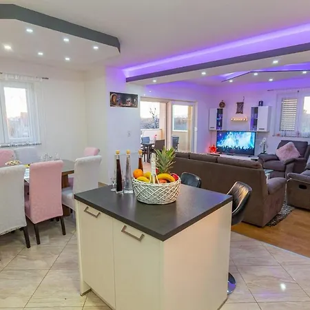 Family Jela For 12 Guests With Pool
