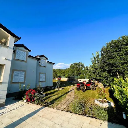 Family Jela For 12 Guests With Pool
